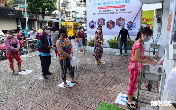 民眾在新富郡莉園街領取大米。