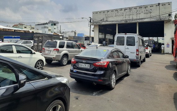 汽車排成上百米的長龍等待檢測。（圖源：N. Ẩn）