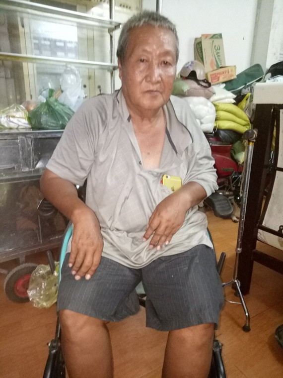 林金倫中風後不良於行。