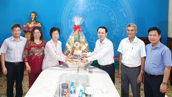 第五郡郡委書記阮文孝親切問候劉金華主席與該會各成員，同時贈送一份禮物。