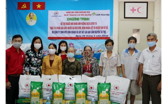 各位領導、贊助單位與受惠者合影。