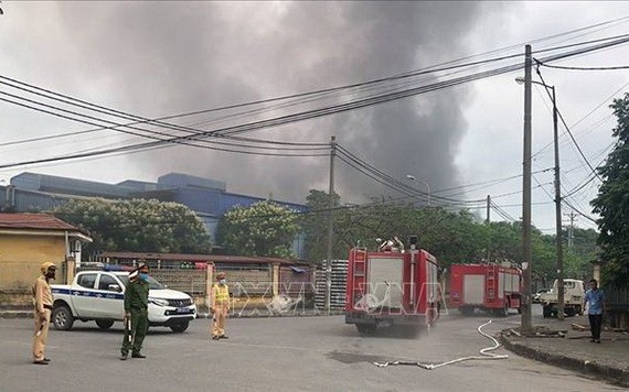 消防車隊相繼趕抵現場展開滅火和營救行動。（圖源：越通社）