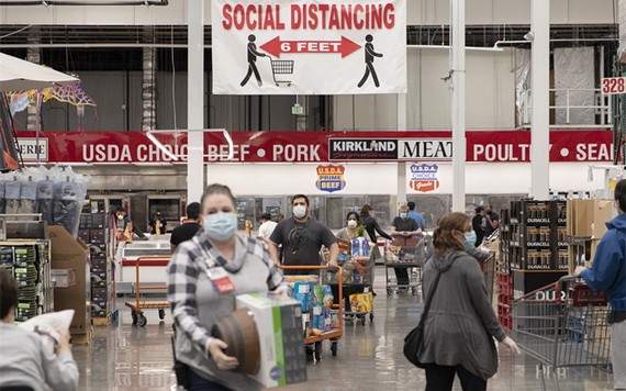 美一家超市掛出提醒顧客保持「社交距離」的醒目標識。（圖源：互聯網）