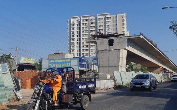 因場地清拆羈絆，曾隆橋工程一年來暫停施工。
