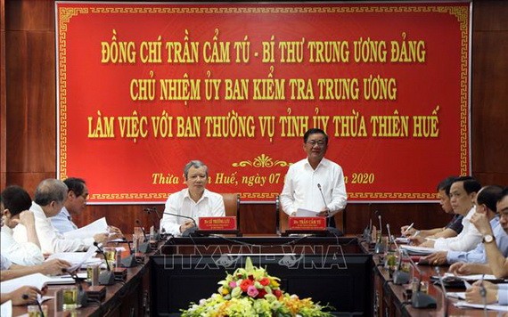 中央檢查委員會主任陳錦秀（中右）在會議上發表講話。（圖源：越通社）