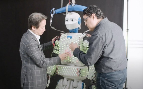 有著人類觸覺的電子皮膚的機器人將效增進協作性、安全性與有效性