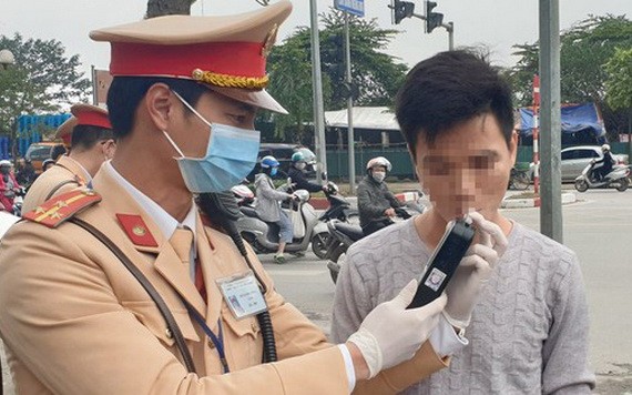 交警對一名機車騎士進行呼氣式酒精測試。（圖源：嘉慶）