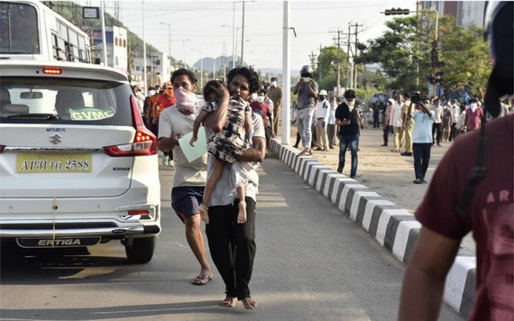 大批民眾吸入過量苯乙烯感到身體不適，紛紛濕布掩鼻趕忙撤離現場。
