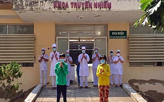 平順省最後的一名新冠肺炎患者（前右）康復出院。（圖源：院方提供）