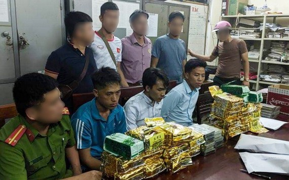 乂安省圻山縣公安機關人贓並獲3名運毒歹徒（前排右3名）及毒品物證。（圖源：C.Lưu）