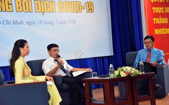 諮詢專家通過現場直播解答勞動者的提問。（圖源：晉盛）