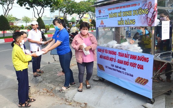 疫情期間，年輕人免費贈送的禮物體現出本市的人情味。