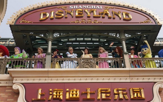 迪士尼朋友們列隊歡迎遊客入園。（圖源：互聯網）