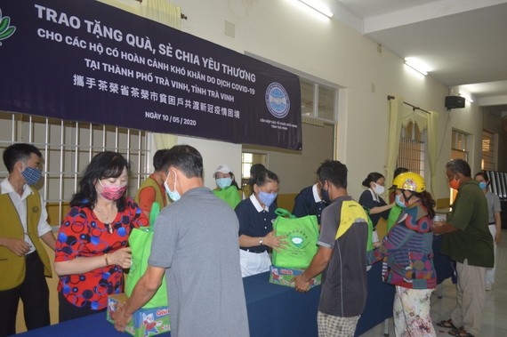 茶榮貧困同胞獲贈送生活用品。