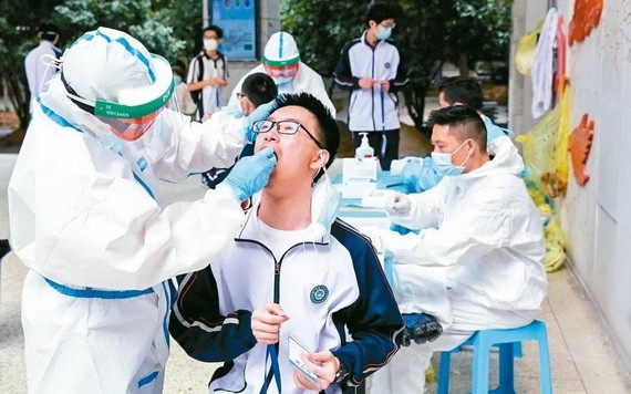 武漢市新冠肺炎疫情防控指揮部下達緊急通知，將舉行「十天大會戰」，十天內對全市1,100多萬人全部做完新冠病毒核酸篩檢，防止疫情復燃。（圖源：中新社）