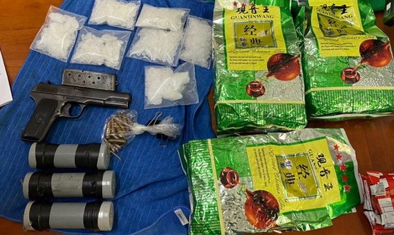 市公安力量起獲的毒品和武器。（圖源：志石）