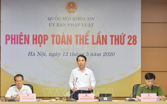 國會法律委員會主任黃青松（中）主持會議。（圖源：越通社）