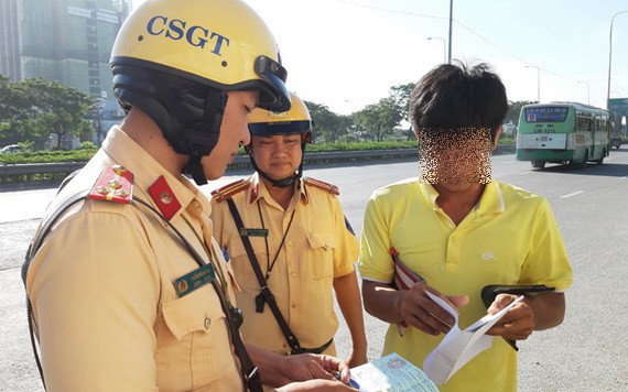 交通警察檢查駕駛者的證件。（圖源：孟玲）