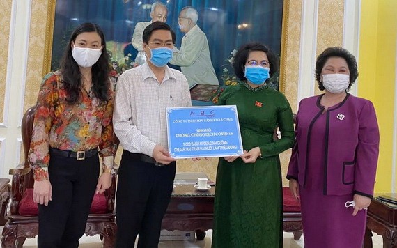 亞洲餅家代表將現款和營養麵包轉交給 市越南祖國陣線委員會領導。