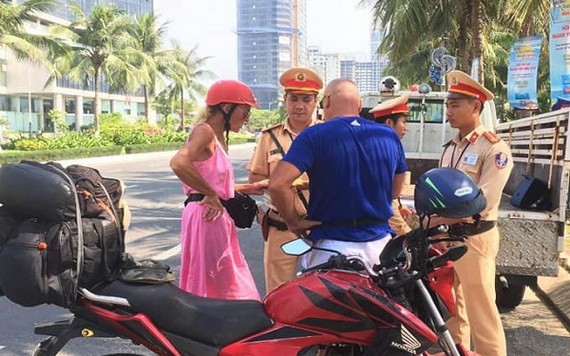 峴港市交警處理一起外籍人違反交規。（圖源：越香）