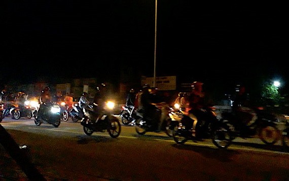 上百名青年最近在51號國道糾集進行非法賽車。