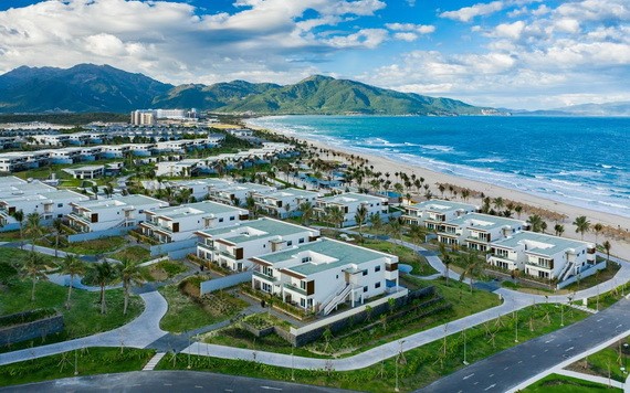 度假區面向蔚藍的大海。