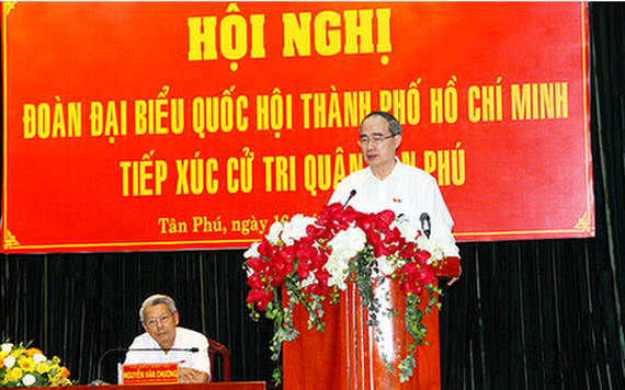 市委書記阮善仁在與新富郡選民接觸會上發表講話。（圖源：進龍）