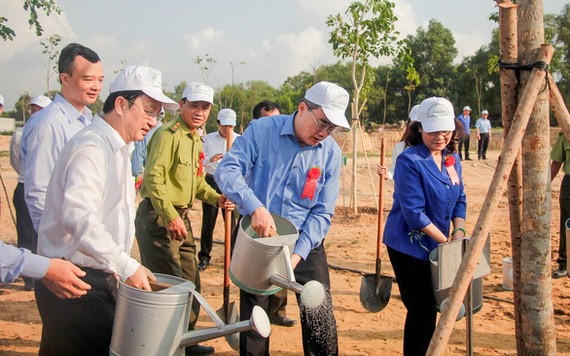 市委書記阮善仁參加植樹節。（圖源：周俊）