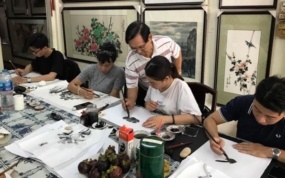 張漢明悉心教導學員。