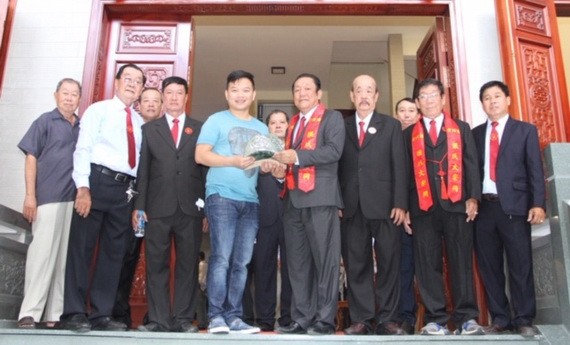 張氏大宗祠理事長張敬明（前排右四）與理事同仁代表向「西堤華人文化陳列室」贈送精美琉璃瓦片。