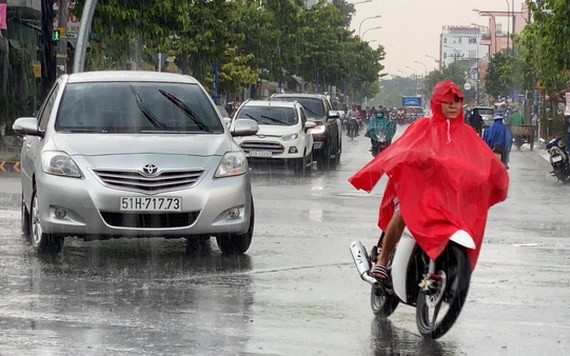 昨(17)日下午3時30分，福門縣和第十二郡突降大雨，有助為持續已久的酷熱天氣解暑。（圖源：黎豐）