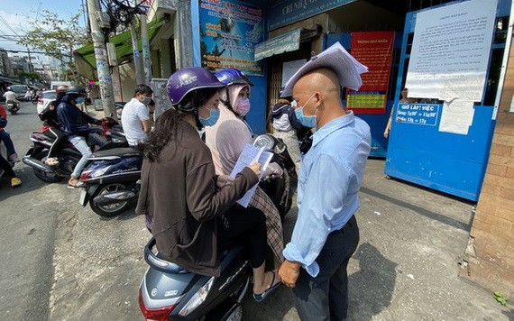 民眾在第四郡失業保險單位領取失業保險卷宗。