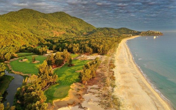 陵姑Laguna高爾夫球場靠山面海。（圖源：Laguna Golf）