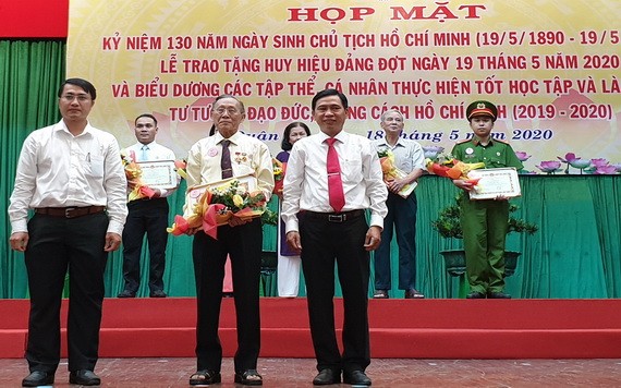 華人黨員、啟秀華文中心校長王沛川獲“學習胡志明思想與道德榜樣”模範獎。