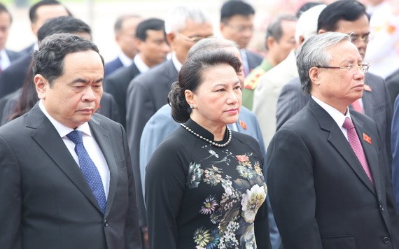 黨、國家領導晉謁胡志明主席陵。（圖源：越通社）