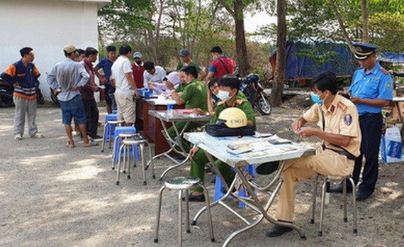 職能力量在第九郡港口對集裝箱車司機開展毒品檢測行動。（圖源：浩南）