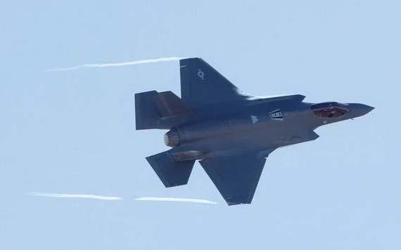 當地時間19日晚9時30分左右，美國空軍駐紮在佛羅里達州埃格林空軍基地的一架F-35A閃電II型戰鬥機在降落時墜毀。圖為美國空軍飛行員的演習畫面。 （圖源：路透社）