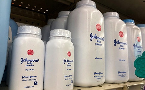 強生公司19日宣佈，將在美、加兩國停售最知名的商品，含滑石粉的嬰兒爽身粉。（圖源：Getty Images）