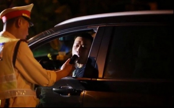 交警對一名司機進行呼氣式酒精測試。（圖源：秋莊）