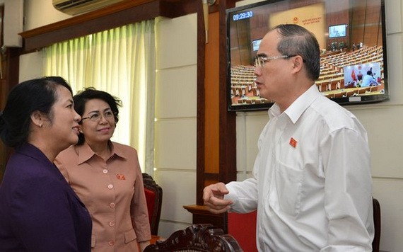 市委書記阮善仁（右）與本市國會代表交談。（圖源：越勇）