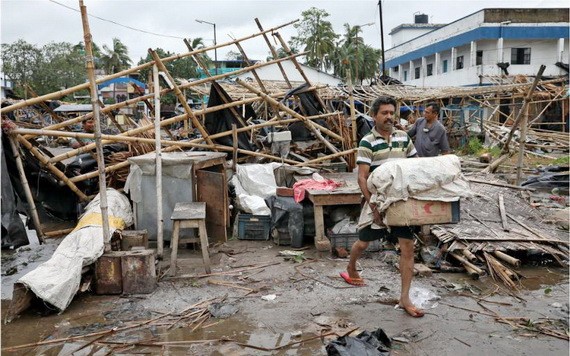 特強氣旋風暴“安攀”吹垮許多民房。（圖源：路透社）