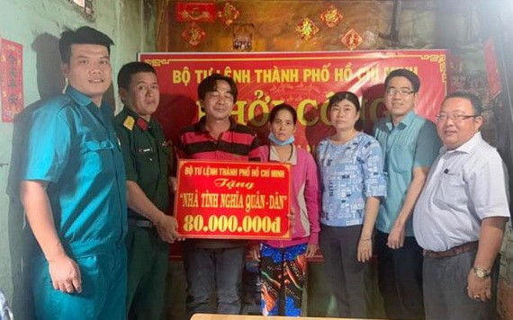 本市司令部給該坊華人劉建贈送8000萬元，以作為修建住房的經費。。