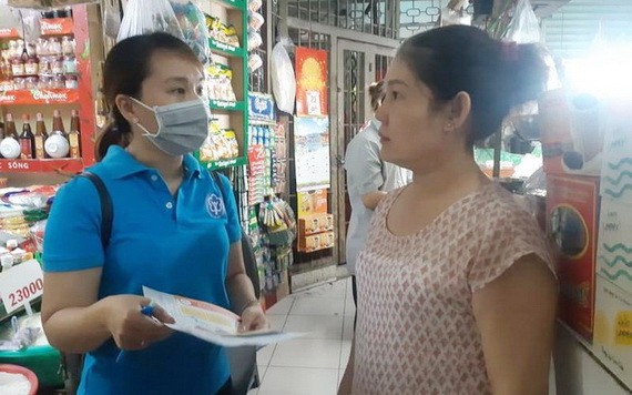 郵政局人員為第一郡德河街市商販諮詢社保政策。（圖源：阮賢）