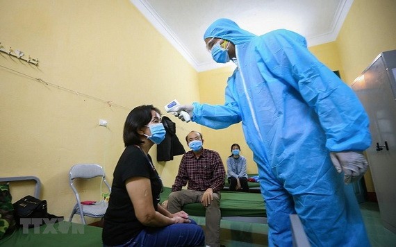 唯有醫護及防疫工作人員才可接觸隔離區的新冠肺炎疑似患者。（圖源：越通社）