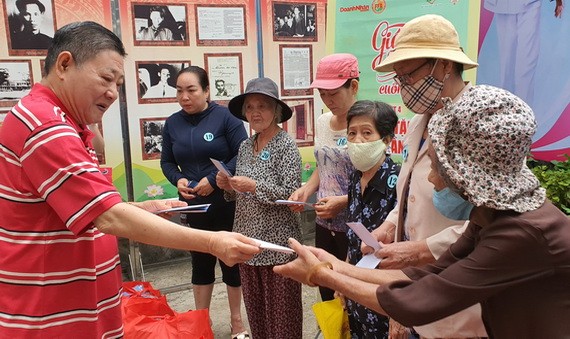 杭慰瑤先生向貧困戶贈送救濟品。