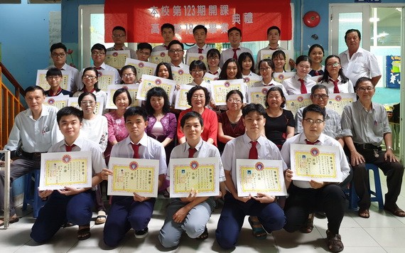 校委及老師與畢業生合照。