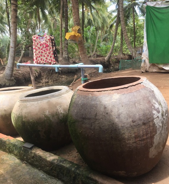 隆美鄉美和邑黎氏檬家庭的水缸已經破爛及不合衛生。