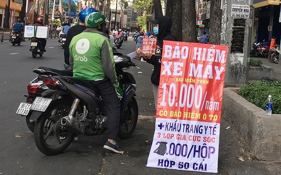 許多街道出現不少保險代售處。