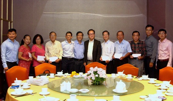 張豐裕先生代表萬盛發集團分別向各華文中心負責人贈送了教師們的醫保卡代金，總值約1億1664萬元。