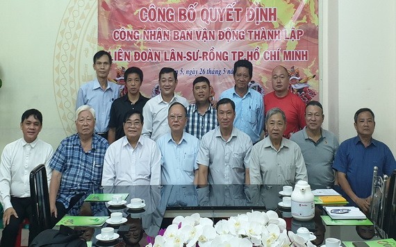 市舞龍獅聯團籌委會成員合影。